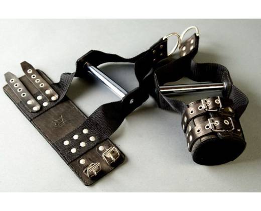 Чёрные наручники с хромированной трубкой для подвешивания