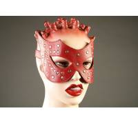 Красная кожаная маска с заклёпками