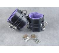 Подвёрнутые кожаные наножники с фиолетовым подкладом