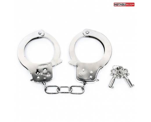 Серебристые металлические наручники на сцепке с ключиками
