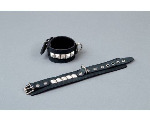 Чёрные кожаные наручники с металлическими квадропуклями