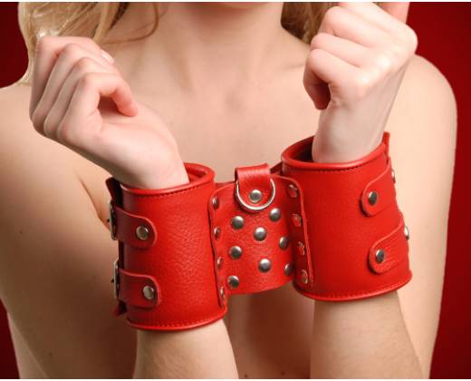 Широкие красные кожаные наручники