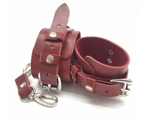 Красные кожаные наручники с соединительным ремешком