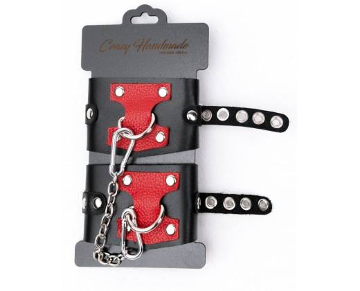 Черные наручники с красным декором и заклепками