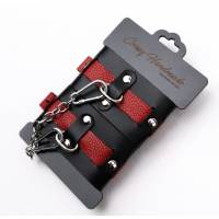Черно-красные кожаные наручники на металлической сцепке