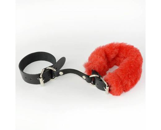 Черные кожаные наручники со съемной красной опушкой